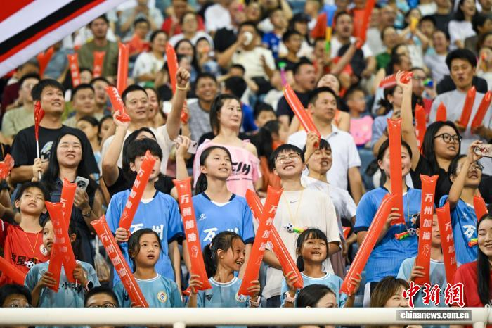 球队主场比赛风行，球迷热情高涨支持贡献现场气氛