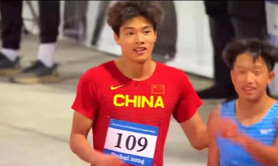 阿联酋田径选手在比赛中取得胜利 阿联酋田径选手在比赛中取得胜利